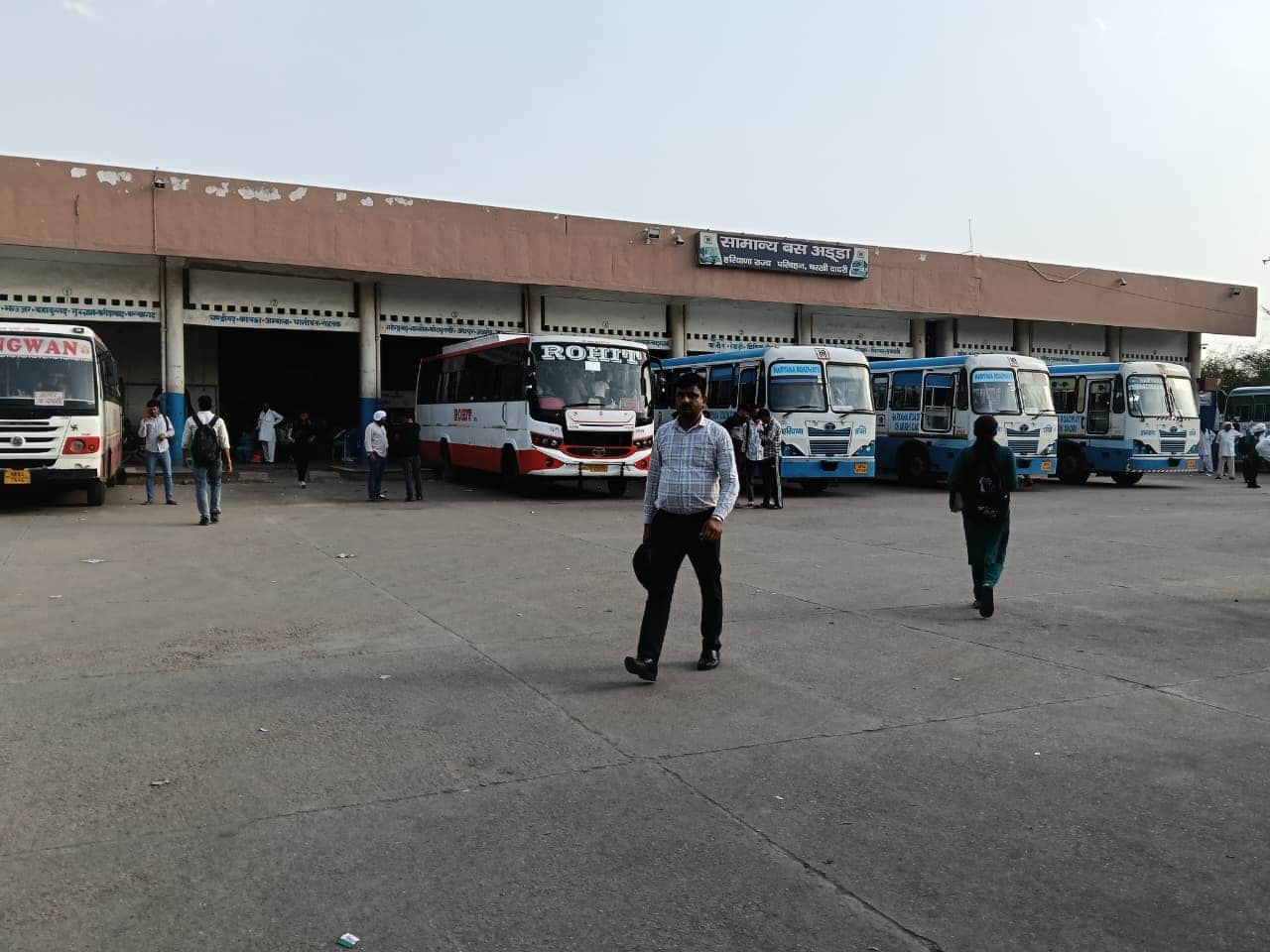 शहर स्थित रोडवेज डिपो, जहां एसी बसों को शामिल किया जाना है। 