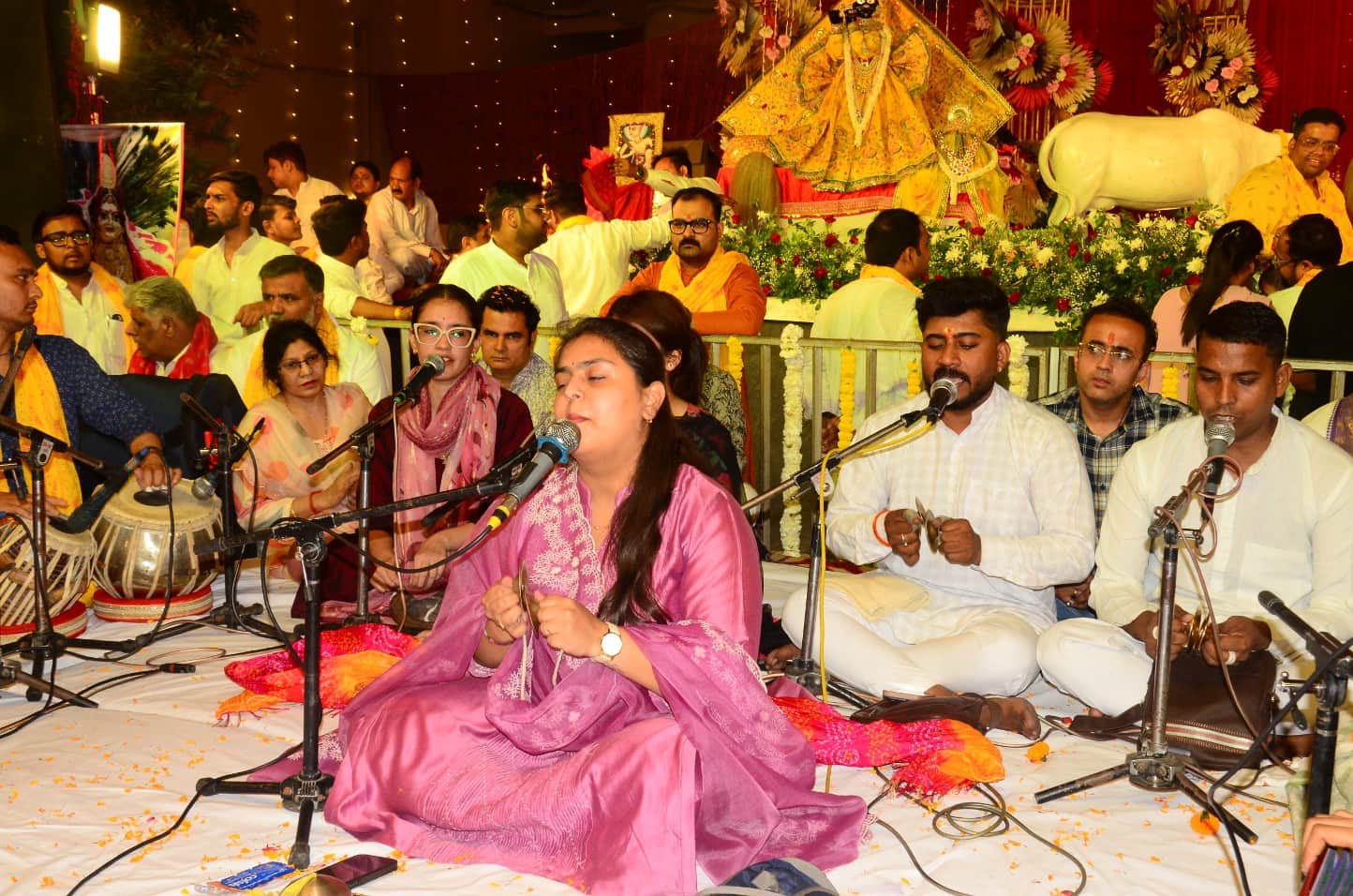 शामली के जैन धर्मशाला में  श्री बांके  बिहारी पालकी यात्रा द्वारा आयोजित भजन संध्या में भजन प्र