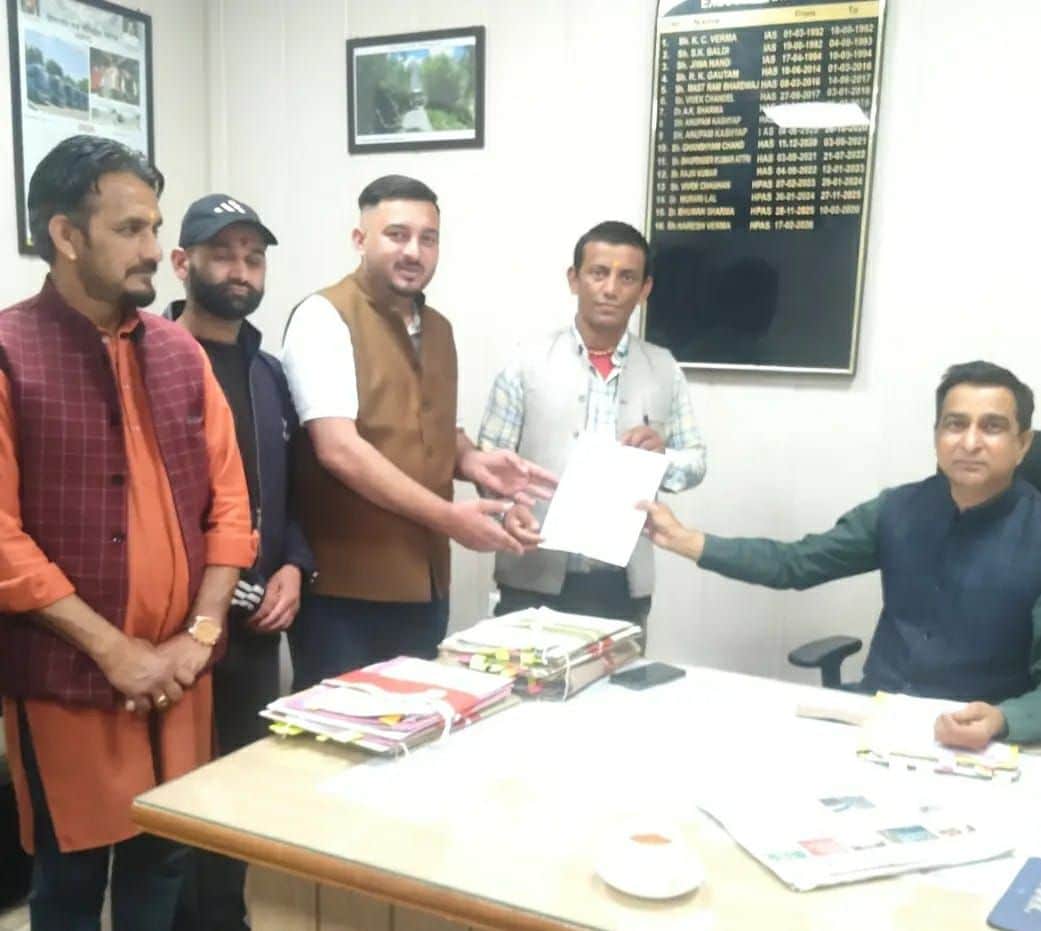 शिमला में परिवहन निगम के प्रबंधक निदेशक को ज्ञापन दते सिरमौर के ग्रामीण। स्रोत: ग्रामीण