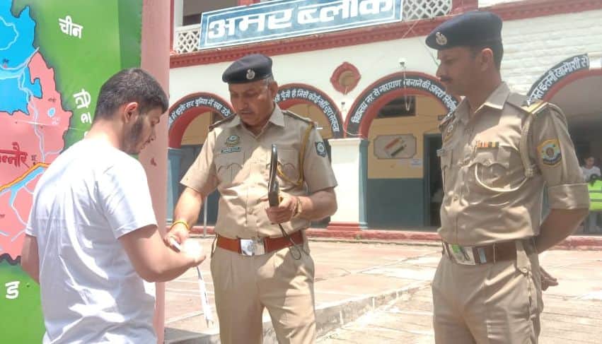 शमशेर स्कूल नाहन परीक्षा केंद्र के गेट पर नीट परीक्षा के अभ्यर्थी की जांच करते पुलिस कर्मी। संव