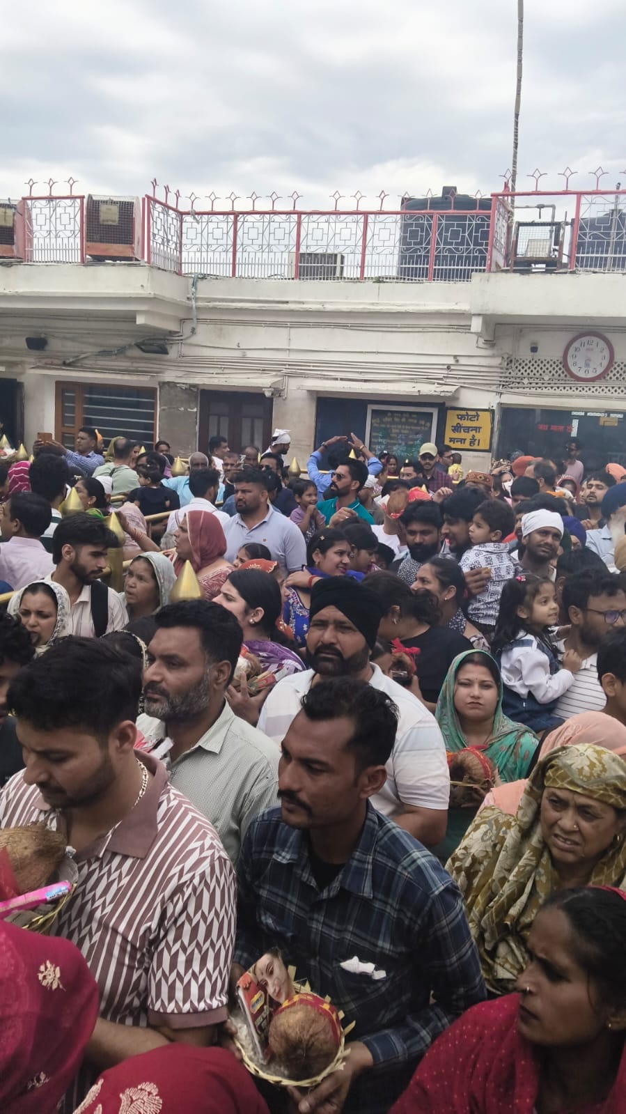 Faith overflows at Shri Naina Devi, even rain fails to dampen the enthusiasm of devotees