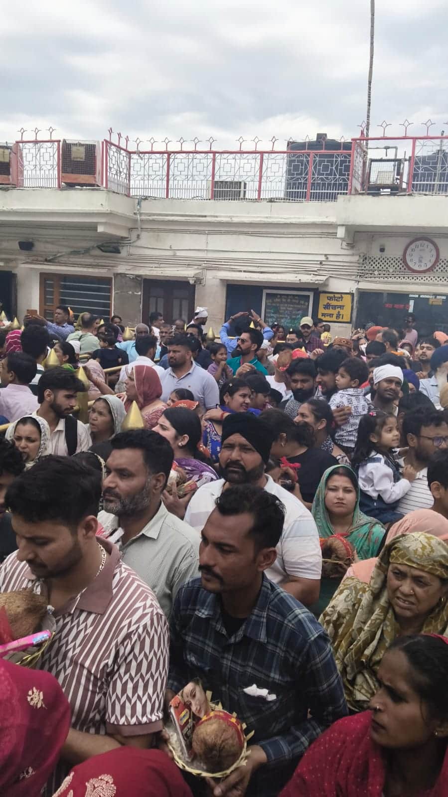 श्री नयना देवी जी में दर्शन के लिए कतारों में खड़े श्रद्धालु। संवाद