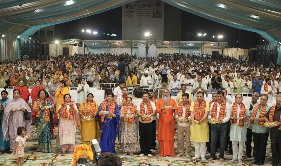 श्रीमद्भागवत कथा के दौरान आरती करते यजमान व मौजूद अन्य। प्रवक्ता