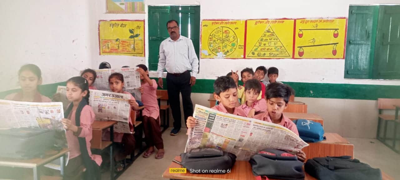 शेरपुर कलां के प्राथमिक विद्यालय में अखबार पढ़ते बच्चे। स्रोत विभाग