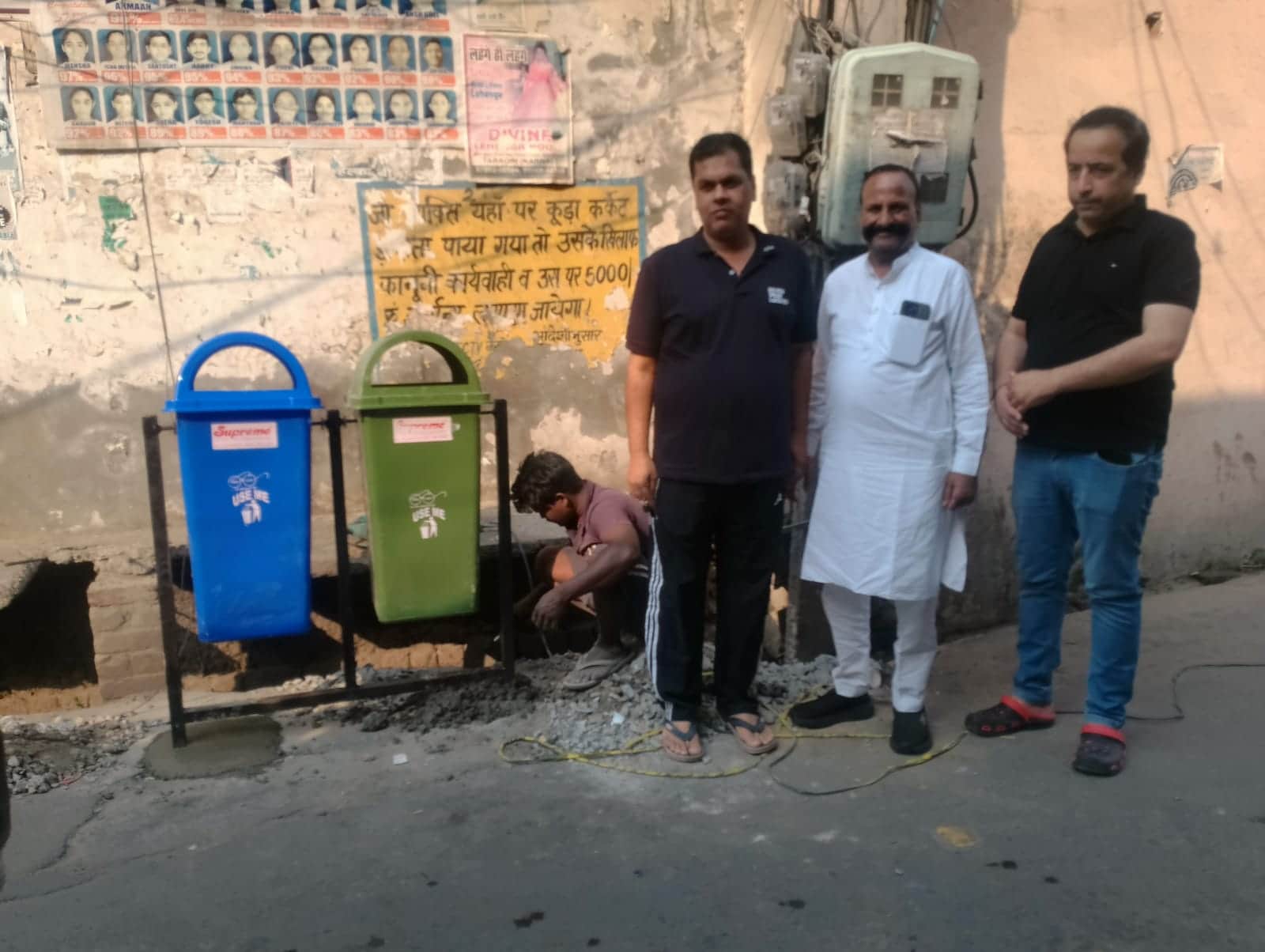 तरावड़ी डस्टबिन का निरीक्षण करते हुये अक्ष्यक्ष विरेन्द्र बंसल, सचिव अजीत कुमार व पार्षद सुरेन्