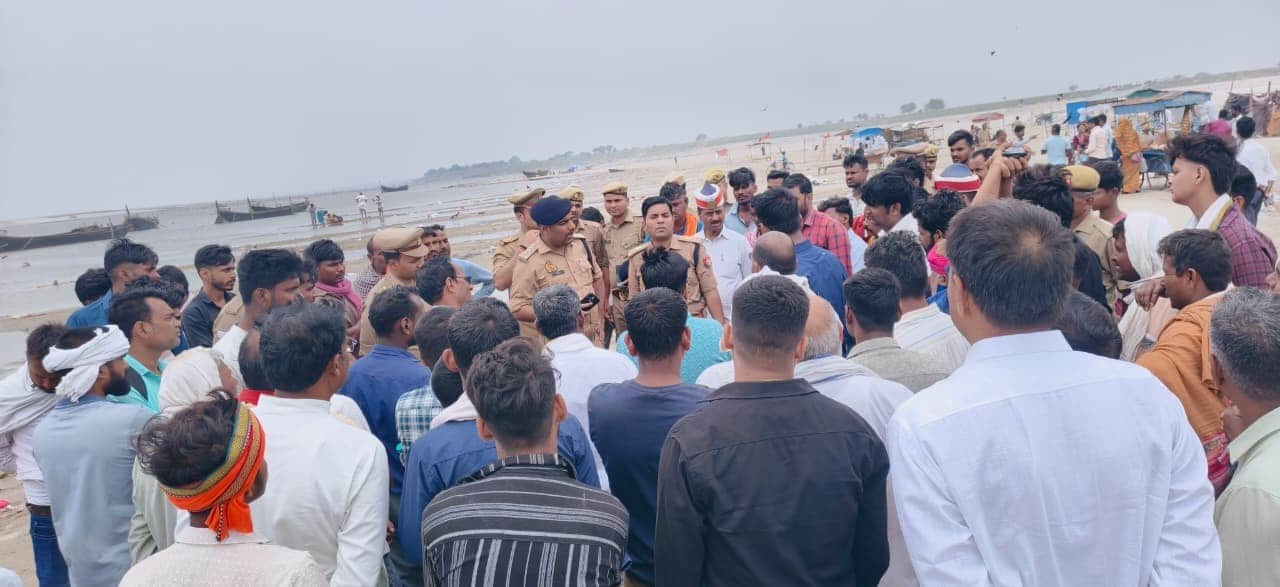 दुबहर क्षेत्र के श्रीरामपुर गंगा तट पर दो युवक और दो किशोरियों की डूबने की सूचना पर उपस्थित लो