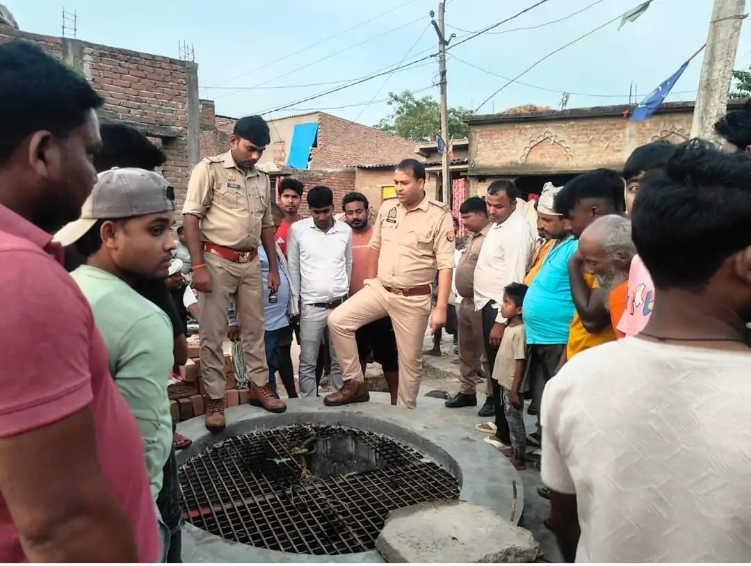 A child who ran to escape from dogs fell into a well and died.