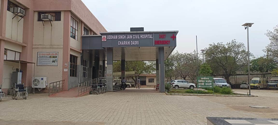 दादरी जिला मुख्यालय पर स्थित नागरिक अस्पताल। 