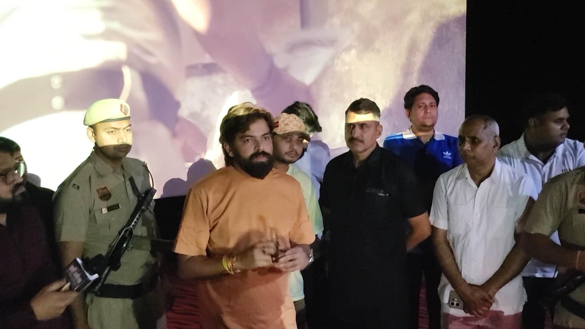 थियेटर में दर्शकों को लाइसेंस फिल्म की जानकारी देते कलाकार मासूम शर्मा।