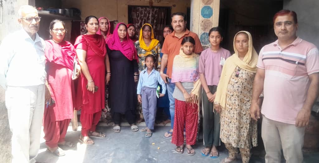 व्यासपुर में एचपीवी टीकाकरण के बारे में लोगों को जागरूक करते पंचायत प्रतिनिधि। स्वयं
