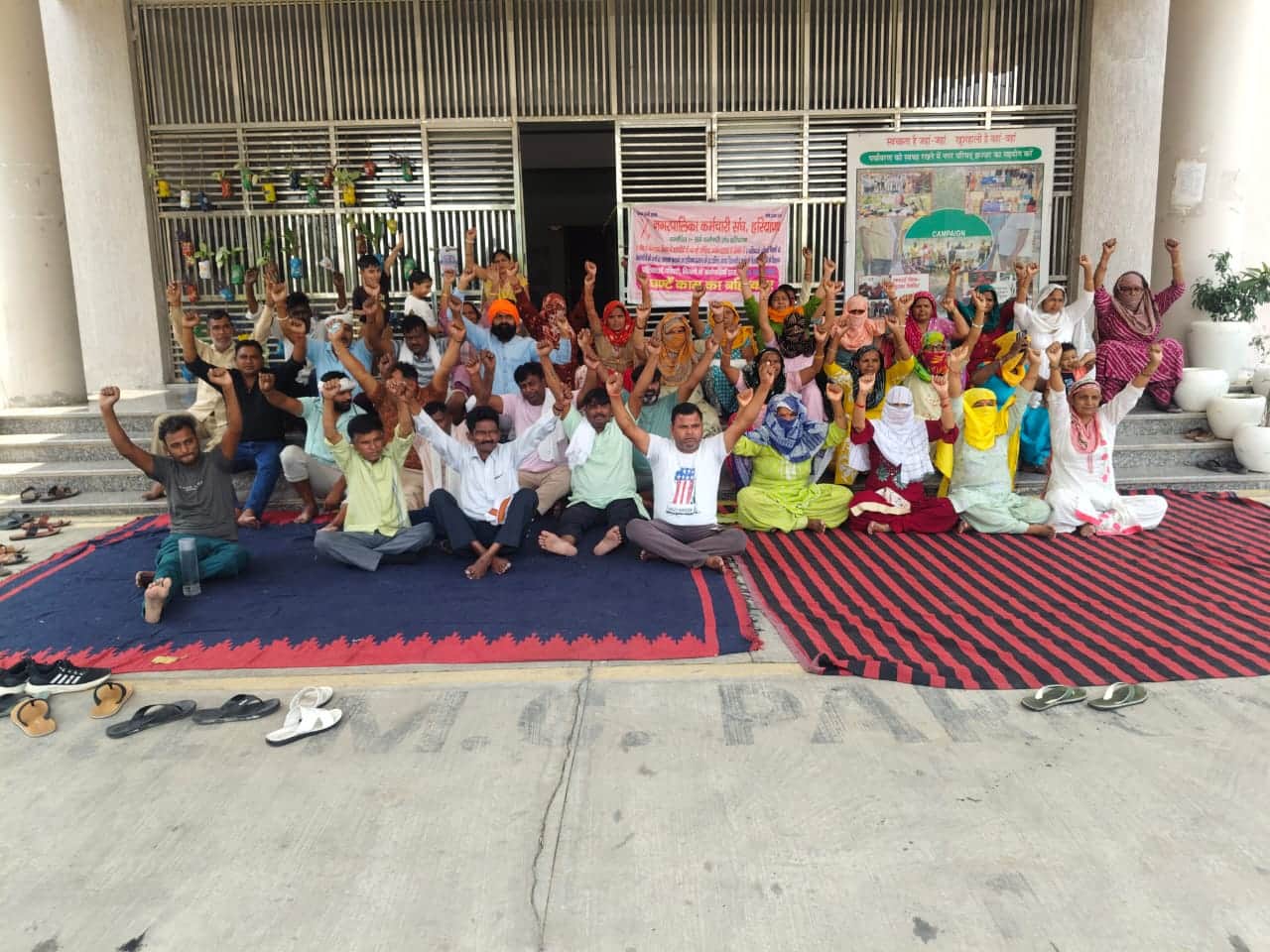 03jjrp05- नगर परिषद कार्यालय के बाहर नारेबाजी करते सफाई कर्मचारी। स्रोत : यूनियन
