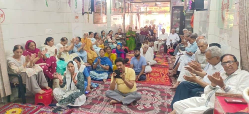 21-मानसरोवर कॉलोनी स्थित महाशय धर्मचंद गांधी आर्य समाज मंदिर में साप्ताहिक सत्संग के दौरान भजनो
