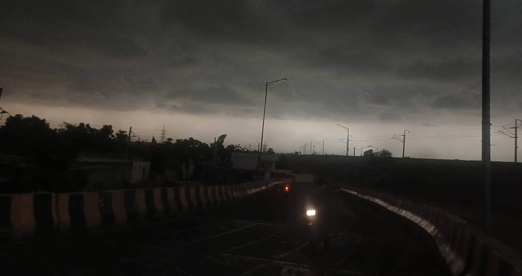 आंधी चलने से 80 फीडरों पर डेढ़ घंटे गुल रही बिजली