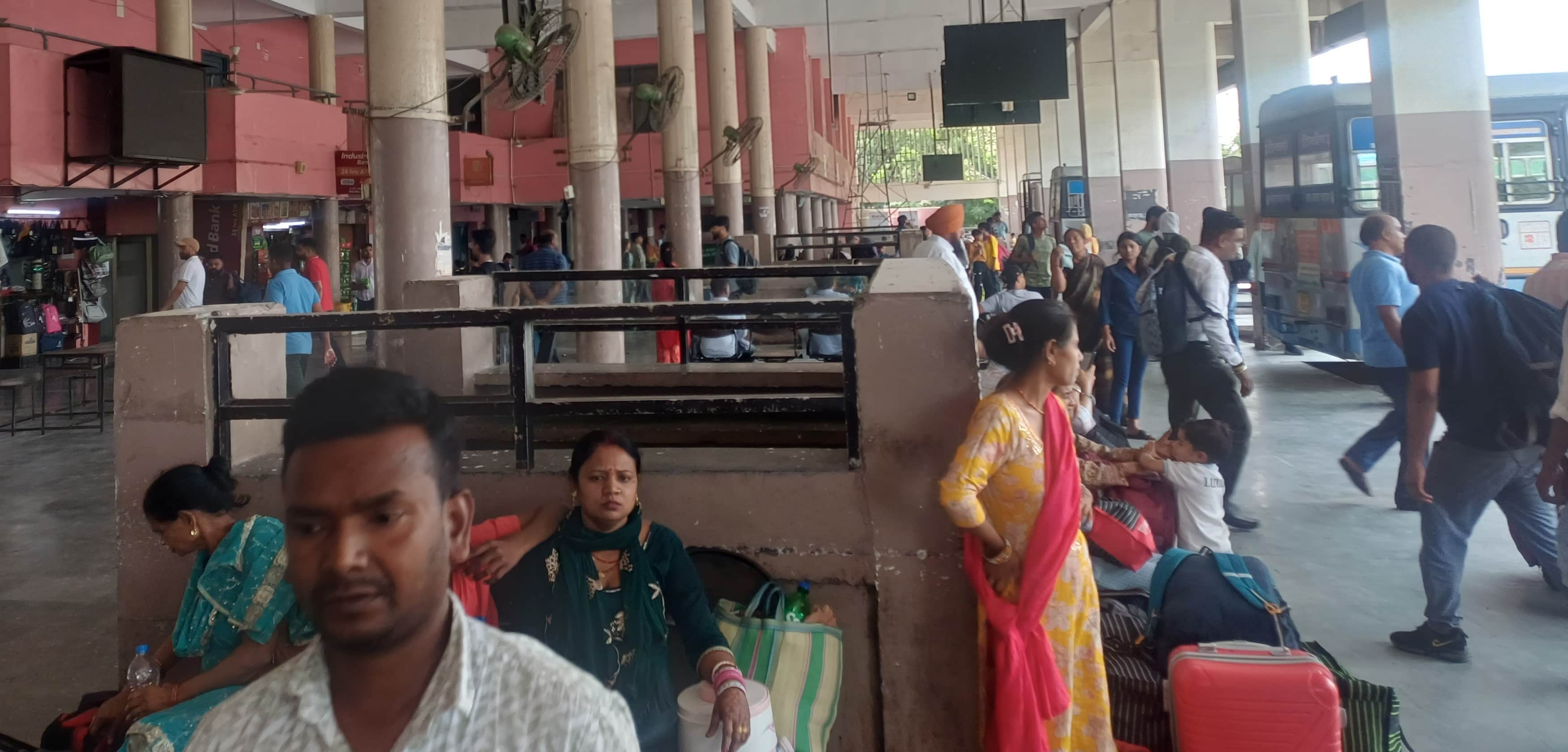 अंबाला छावनी बस अड्डे पर बंद पडे़ पंखे और फर्राटें, परेशान होते यात्री। संवाद