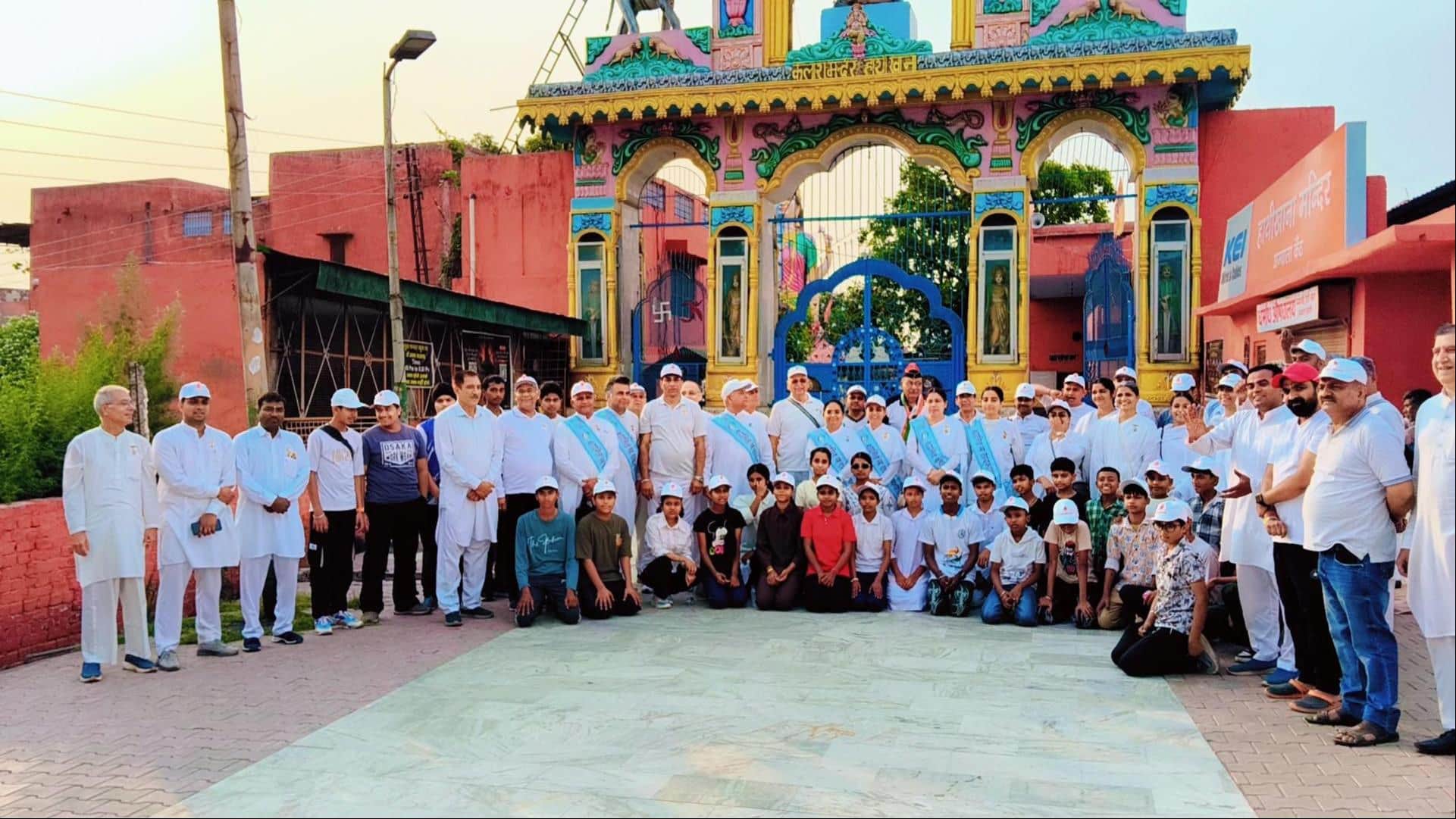 अंबाला छावनी के हाथीखाना मंदिर में साइकिलिंग करके पहुंचे युवा व बुजुर्ग। प्रवक्ता