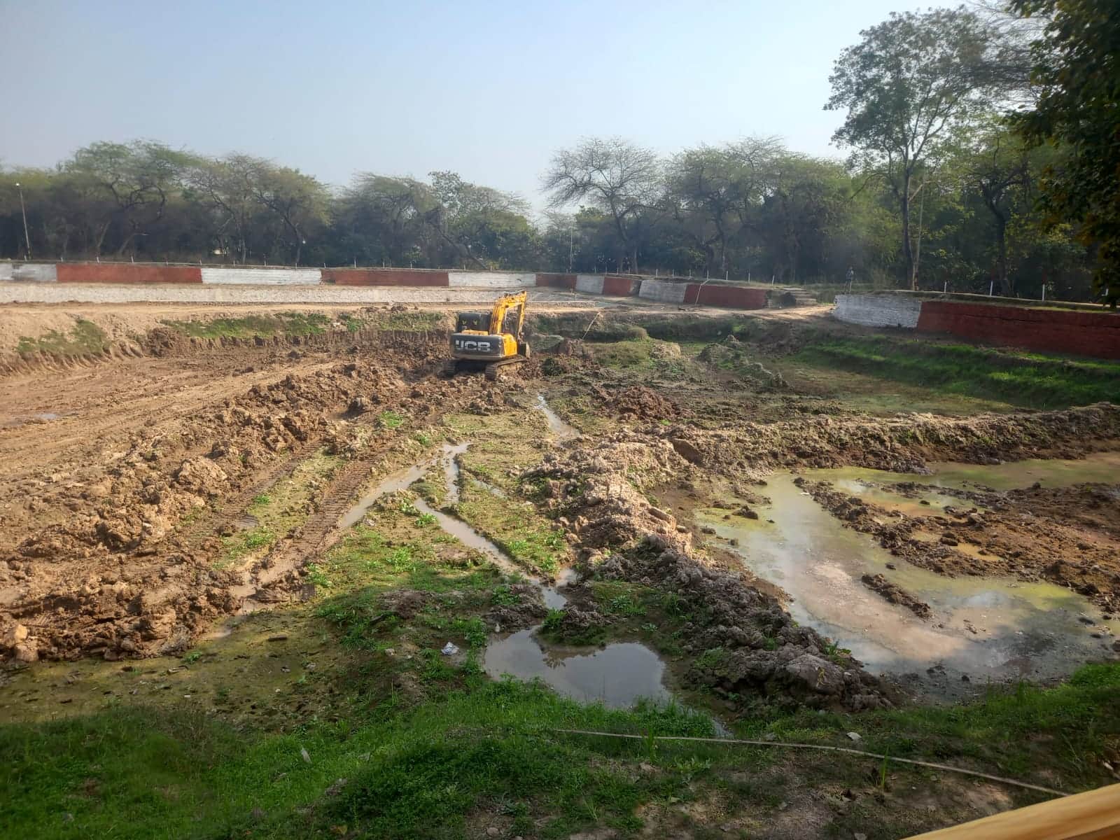 अंबाला छावनी के सेन्य क्षेत्र में स्थित रानी के तालाब मंदिर में चल रहा जीर्णाद्वार का कार्य। स