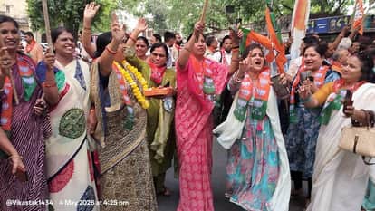 Celebrating victory in three states, BJP workers in Ajmer celebrated by bursting fireworks and distributing