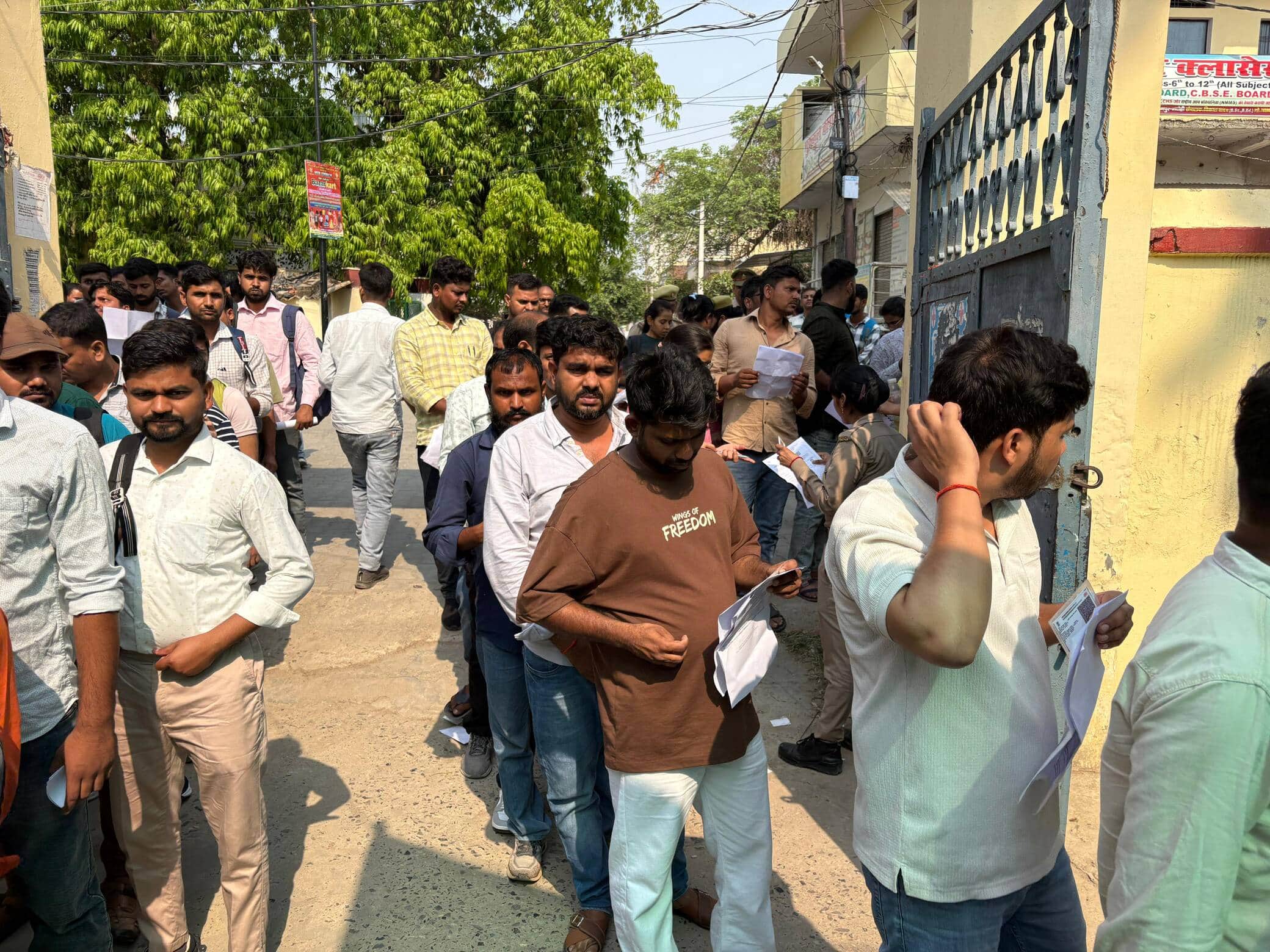 अवर अभियंता परीक्षा में जाने से पहले चेकिंग के समय लाइन में लगे अभ्यर्थी। संवाद