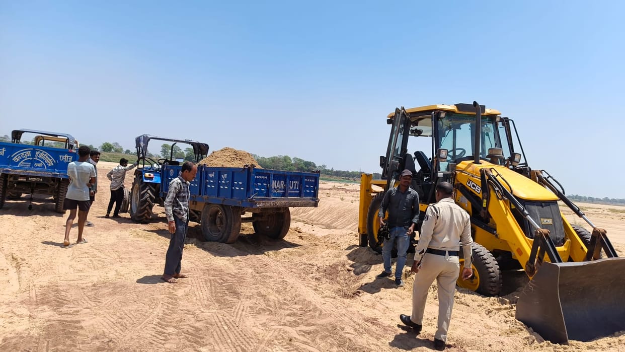 Four tractors including JCB seized from Mahanadi bank on illegal sand mining in Sakti