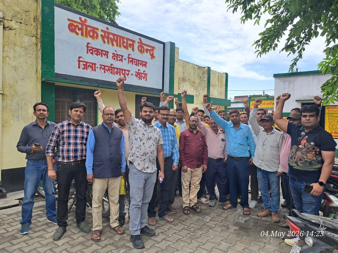Teachers protested against non-implementation of selection pay scale