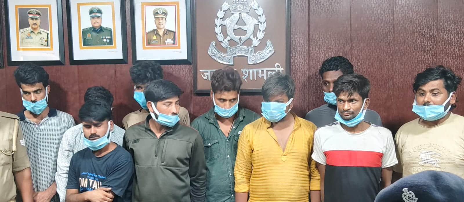 बाबरी पुलिस द्वारा गिरफ्तार तार चोरी करने वाले गिरोह के सदस्य। संवाद