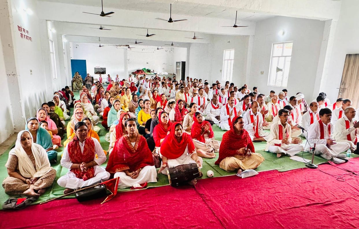 Pledge for a Drug-Free Society at the Maha Aarti
