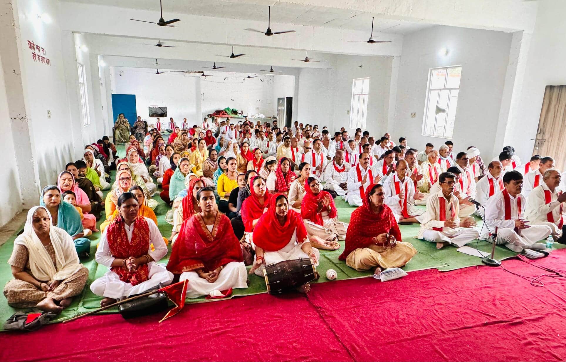 भाटली में आयोजित महाआरती में उपस्थित संगत। प्रवक्ता
