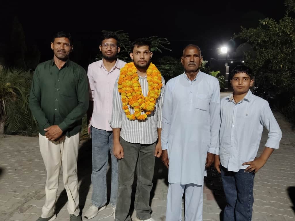बजरंग टाक व परिवार के सदस्य।