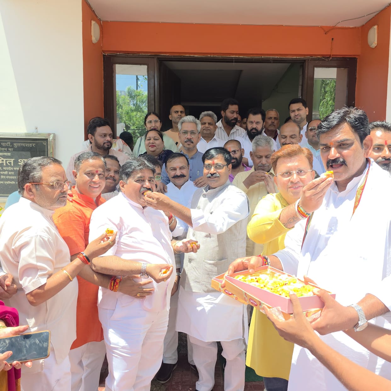 BJP celebrates victory in three states including Bengal, congratulates by distributing sweets