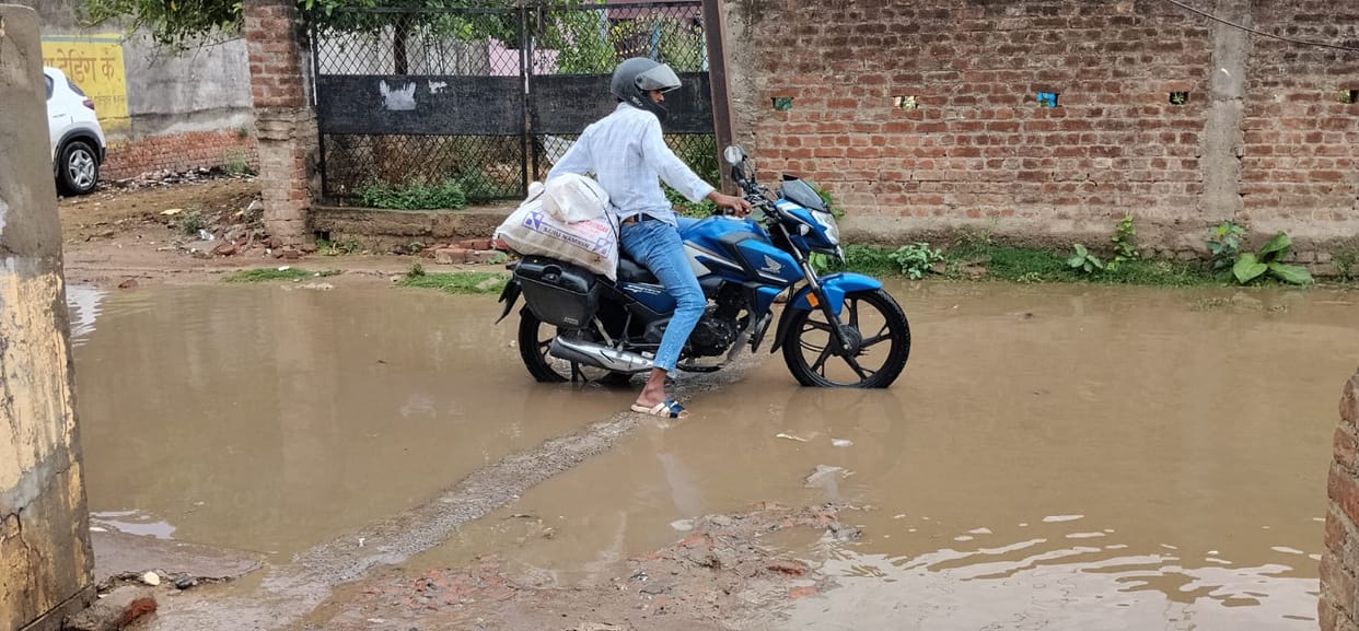 The weather changed, it rained, and waterlogging occurred at many places.