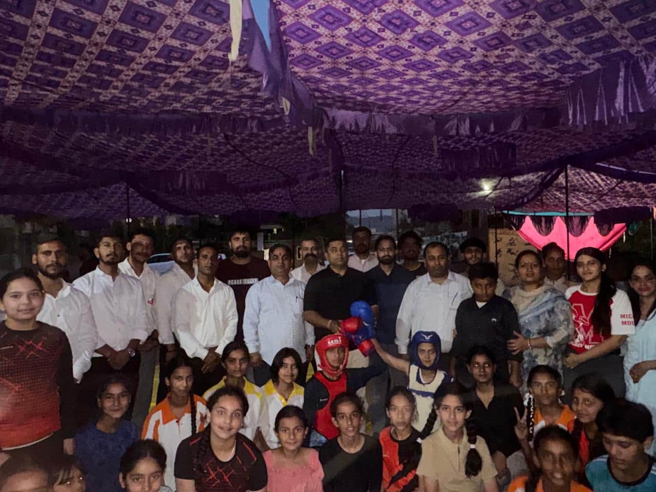 बद्दी में जिला स्तरीय वुशू प्रतियोगिता में विजेता खिलाड़ी मुख्य अतिथि के साथ- संवाद।
