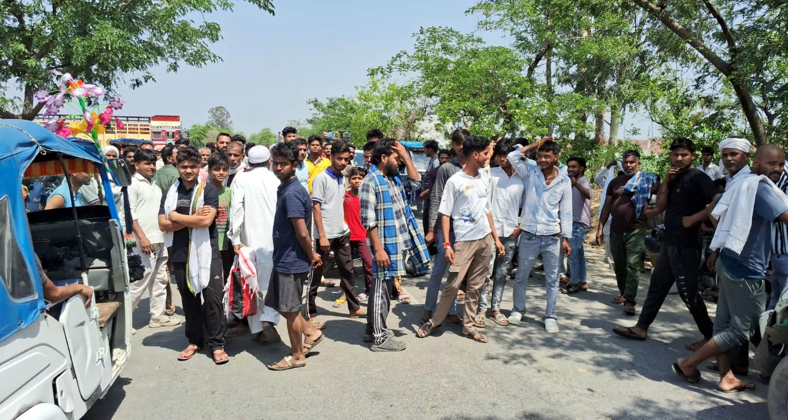 एलपीजी सिलेंडर के लिए परेशान उपभोक्ता हाइवे पर जाम लगाते हुए। संवाद
