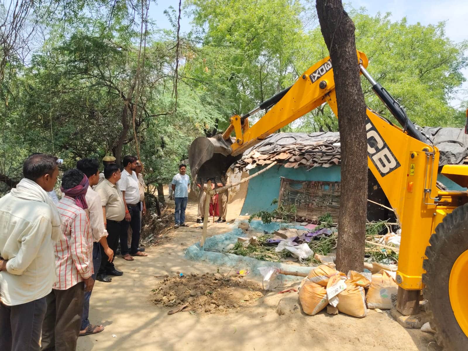 फोटो 03 एचएएमपी 18- सिचौलीपुरवा गांव में अतिक्रमण हटवाते जिलाधिकारी।   संवाद