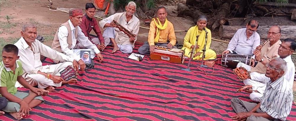 फोटो 03 एमएएचपी 03 परिचय-सत्संग में रचना पेश करते समिति प्रमुख डॉ. लालचंद अनुरागी। स्रोत: समिति