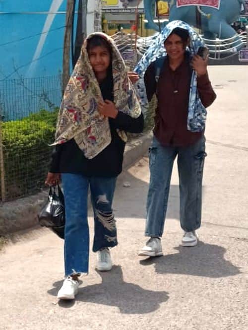 फोटो 03 एमएएचपी 11 परिचय-तेज धूप से बचाव कर निकलतीं युवतियां। संवाद