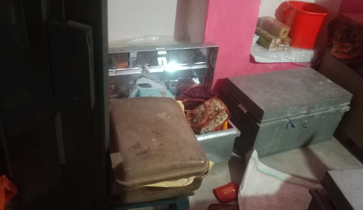Jewellery worth lakhs and cash stolen from teacher's house