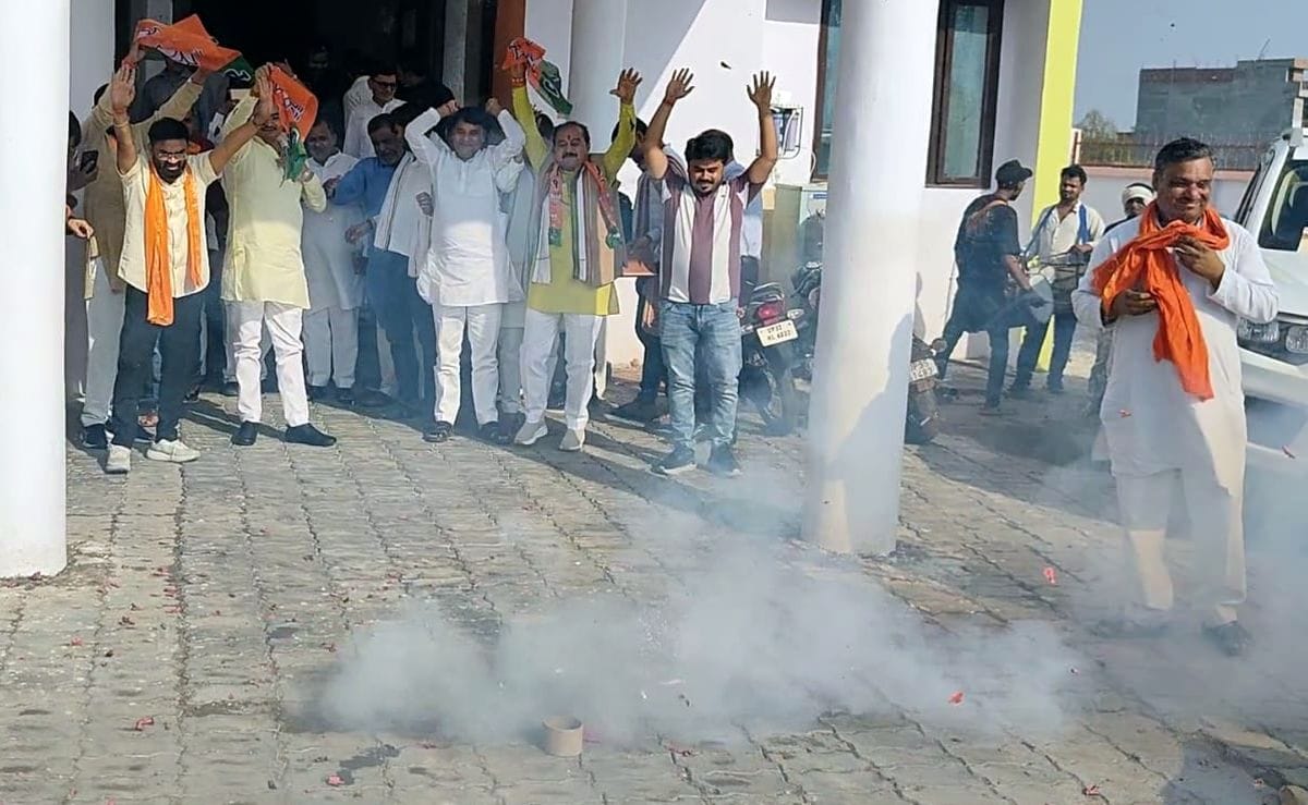 BJP workers celebrated the victory by distributing Jhalmuri and sweets.