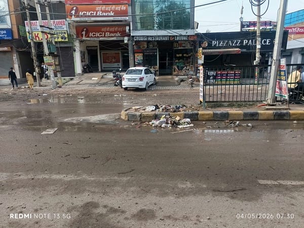 Municipal sanitation workers are on strike, people are throwing garbage on the streets.