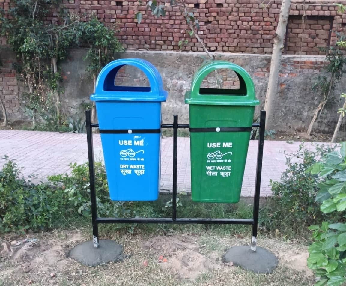 फोटो-51: बहादुरगढ़ के एक पार्क में लगाए गए डस्टबिन। संवाद