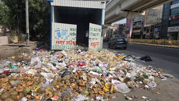 फोटो-59: बहादुरगढ़ के नागरिक अस्पताल के पास दिल्ली रोड पर सड़क किनारे पड़ा कूड़ा। संवाद