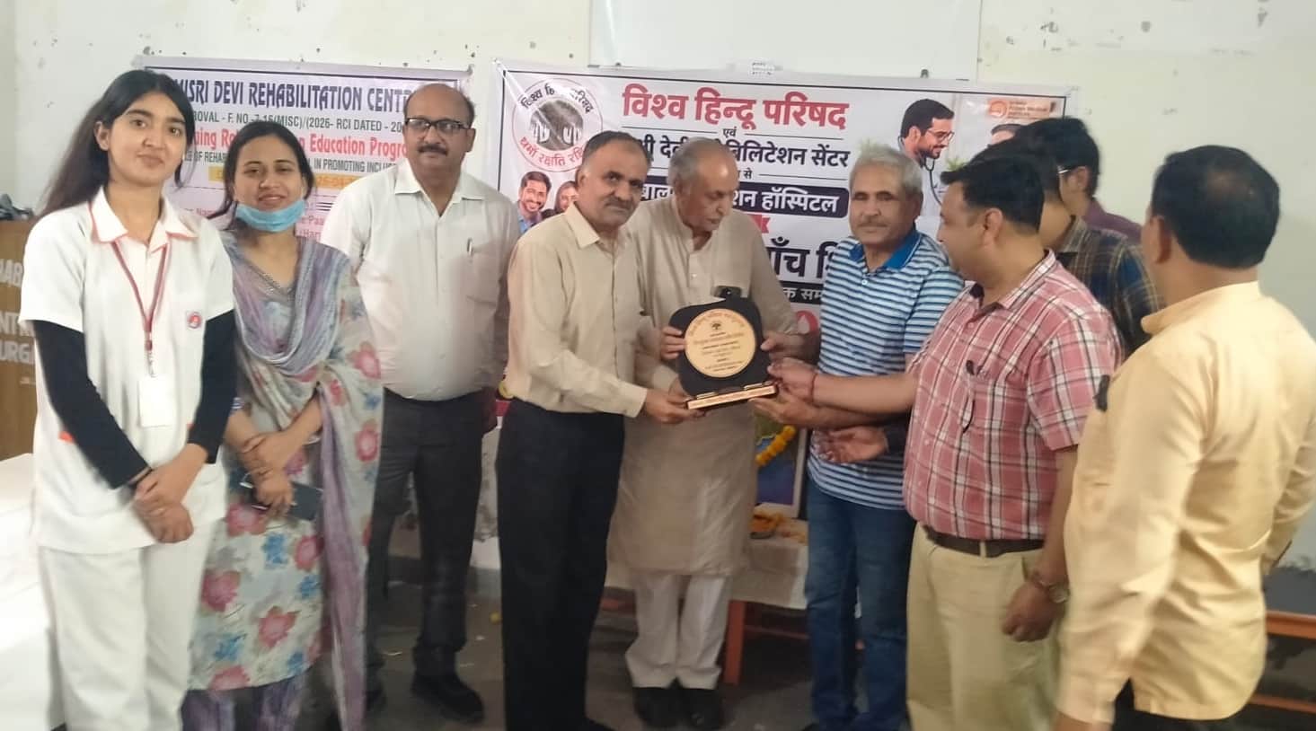 फोटो-63: बहादुरगढ़ में विकास नगर में आयोजित शिविर में भाग लेने वाली चिकित्सीय टीम को सम्मानित कर