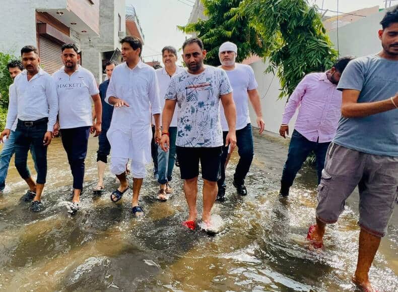 फोटो-64: बहादुरगढ़ के विवेकानंद नगर में पिछले साल हुए जलभराव का निरीक्षण करने पहुंचे थे सांसद दी