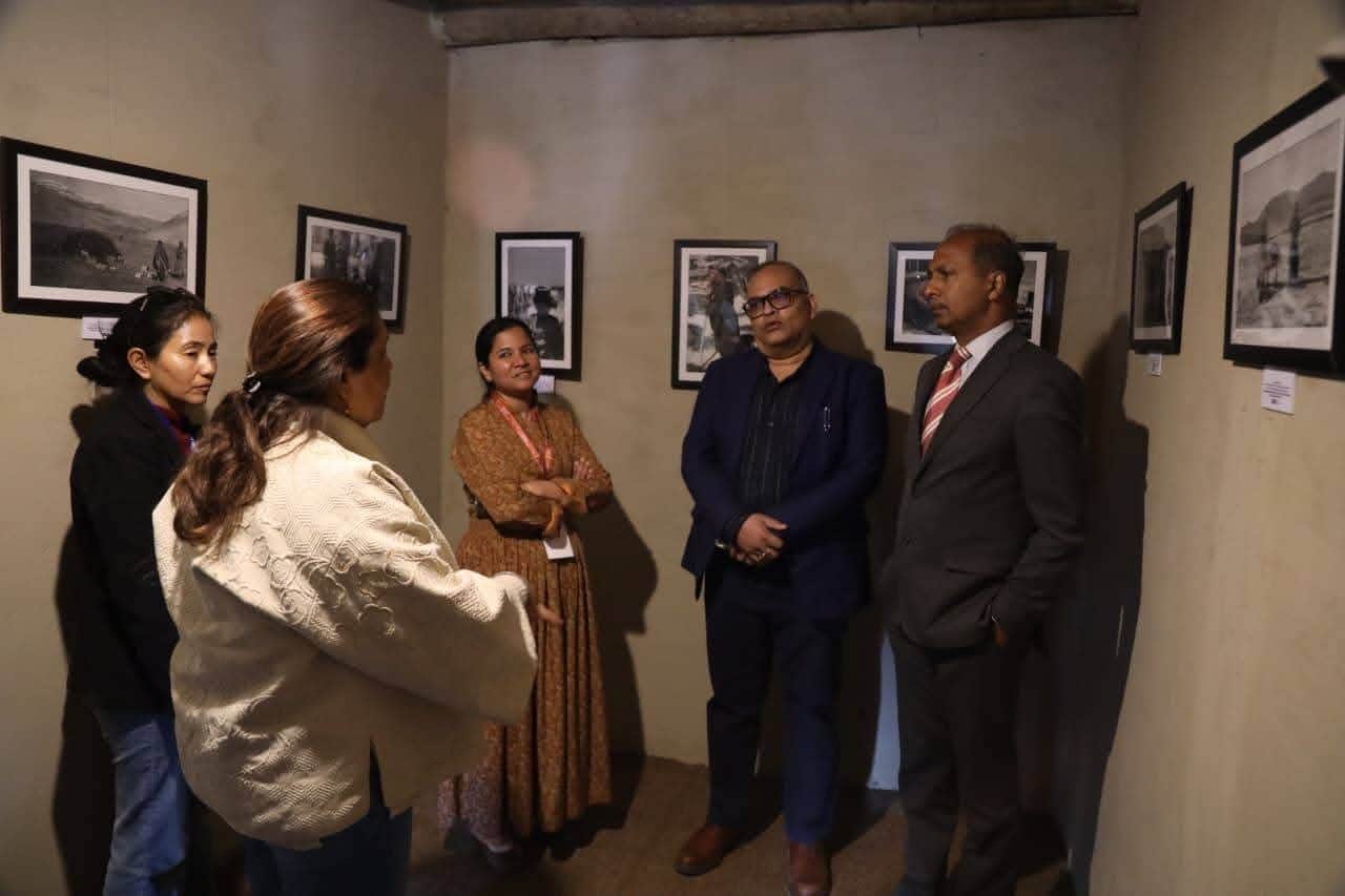 फोटो प्रदर्शनी में मेहमानों का आपसी संवादस्रोत - सूचना विभाग