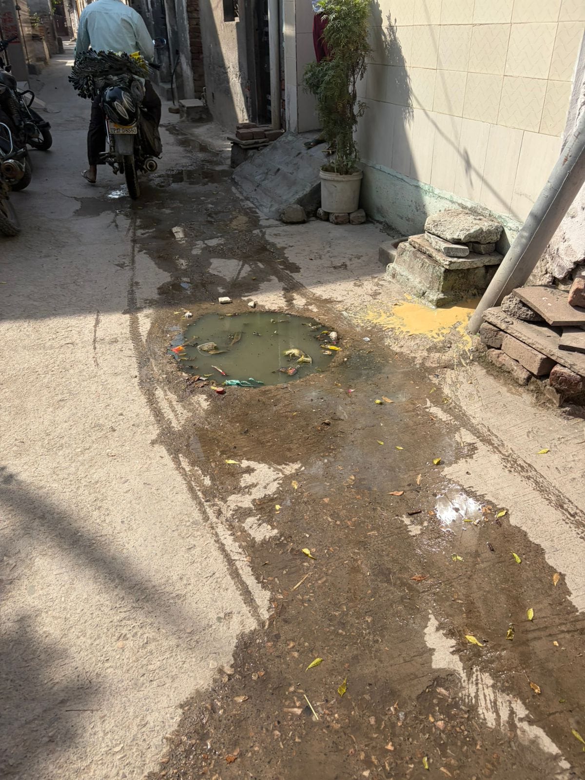 फोटो : सोनीपत के वेस्ट रामनगर की एक गली में सीवर ओवरफ्लो होने से बेहतर दूषित पानी। संवाद