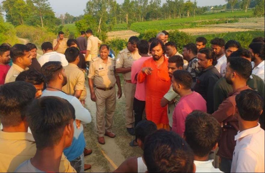 फतेहपुर इलाके में शारदा नहर किनारे युवक की बाइक मिलने के बाद जमा लोग। संवाद