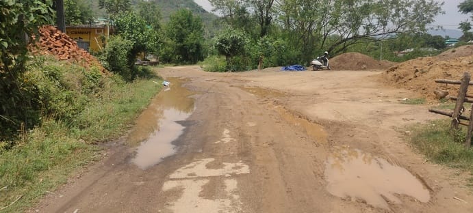 Drains in Rishikesh are choked, residents of Maroiya village are worried.