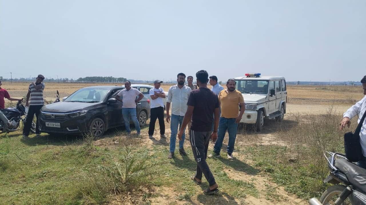 गांव कोहंड की पंचायती जमीन पर पहुंच कर जांच करते पुलिस कर्मी। संवाद