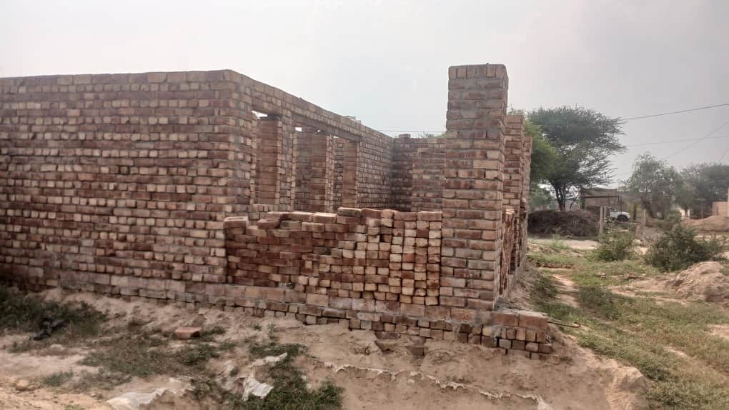गांव लकड़ावाली में बिना छत के अधर में पड़े मकान। संवाद