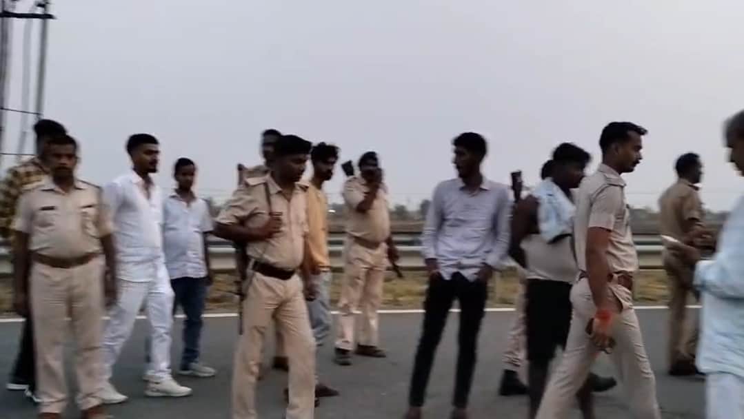 घटनास्थल पर मौजूद पुलिस और लोग