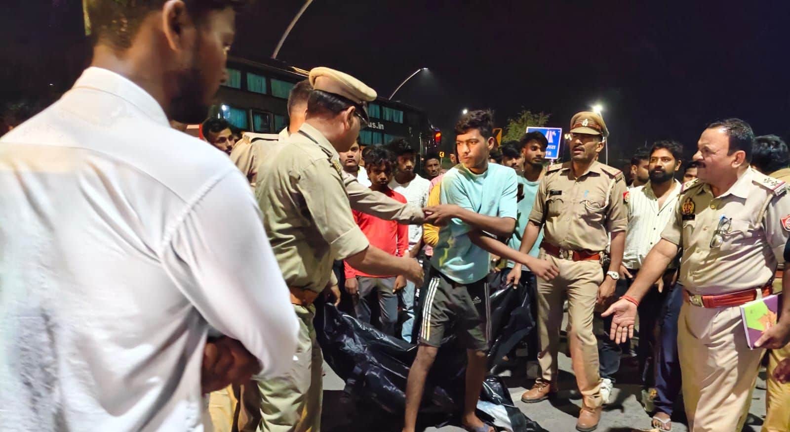 हंगामा कर रहे परिजनों को समझाती पुलिस।